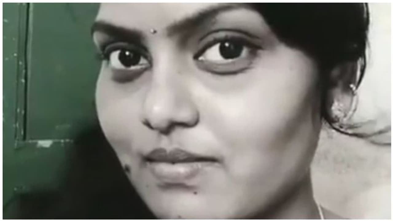 மறு பிறவி எடுத்து வந்தாரா நடிகை சிலுக்கு ஸ்மிதா?...வைரலாகும் வீடியோ... மறு பிறவி எடுத்து வந்தாரா நடிகை சிலுக்கு ஸ்மிதா?...வைரலாகும் வீடியோ...