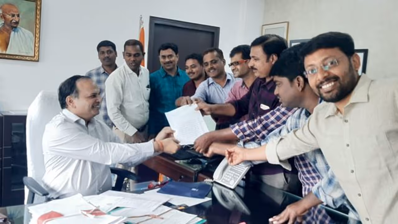 తెలంగాణ తాత్కాలిక సచివాలయంలోకి నో ఎంట్రీ: జర్నలిస్టుల గుస్సా తెలంగాణ తాత్కాలిక సచివాలయంలోకి నో ఎంట్రీ: జర్నలిస్టుల గుస్సా