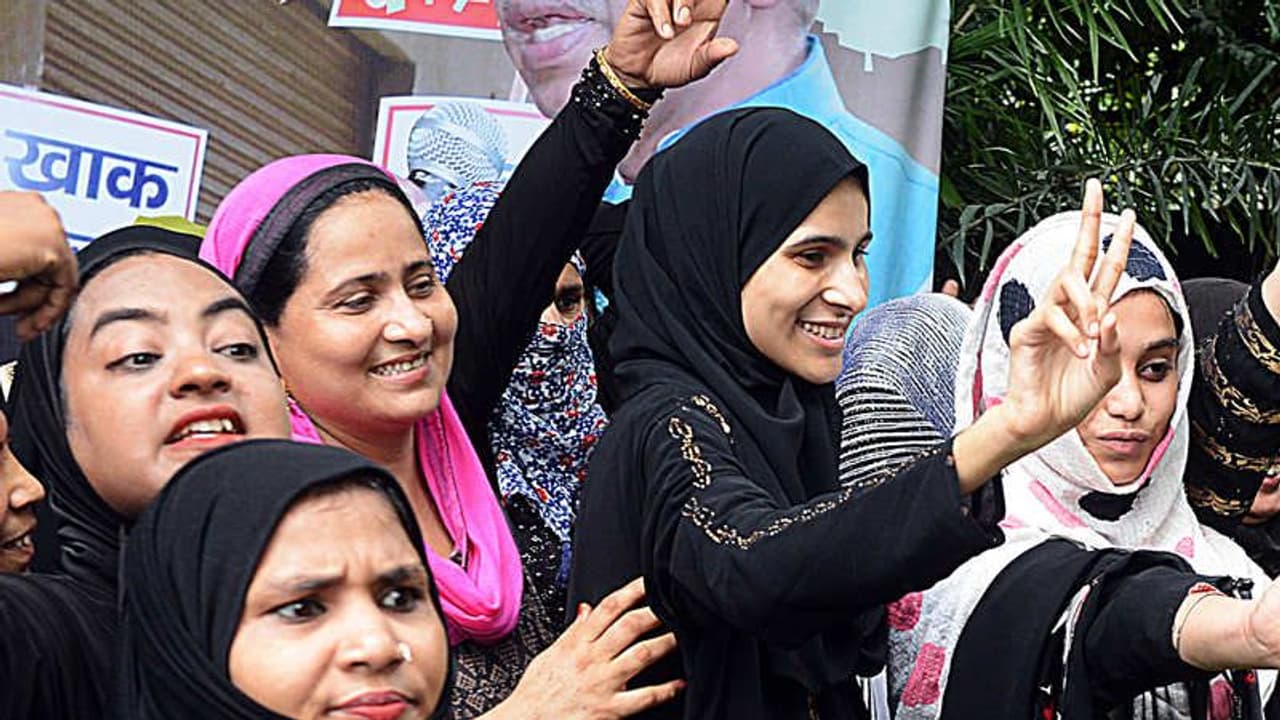 பிரதமர் மோடிக்கு கோயில்...!! இஸ்லாமிய பெண்கள் சொந்த செலவில் கட்டுகின்றனர்...!! பிரதமர் மோடிக்கு கோயில்...!! இஸ்லாமிய பெண்கள் சொந்த செலவில் கட்டுகின்றனர்...!!