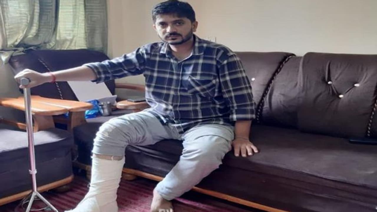 నా కాలు విరగడానికి జీహెచ్ఎంసీ నిర్లక్ష్యమే కారణం: అధికారులపై కేసు పెట్టిన యువకుడు నా కాలు విరగడానికి జీహెచ్ఎంసీ నిర్లక్ష్యమే కారణం: అధికారులపై కేసు పెట్టిన యువకుడు