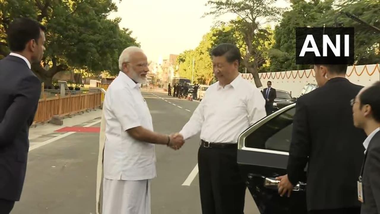 మహాబలిపురంలో చైనా అధ్యక్షుడు జిన్పింగ్కు మోడీ ఘన స్వాగతం మహాబలిపురంలో చైనా అధ్యక్షుడు జిన్పింగ్కు మోడీ ఘన స్వాగతం