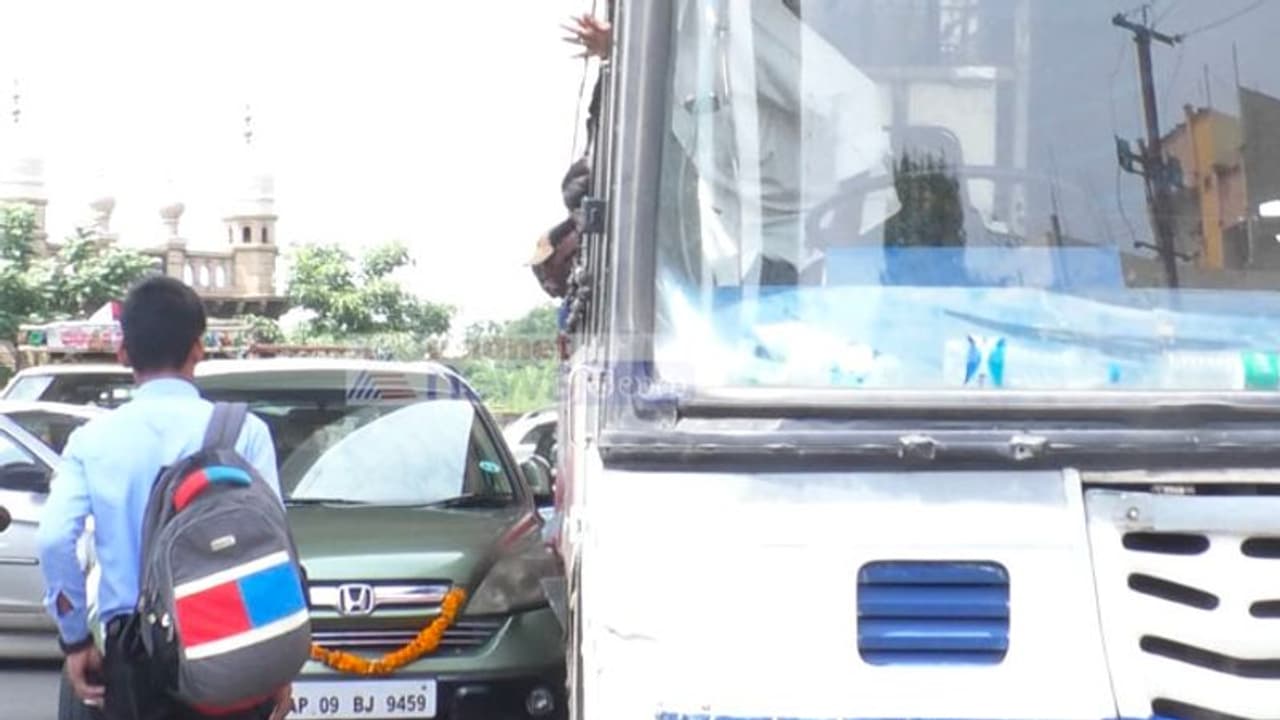 బస్సును వెంబడించి.. ఆర్టీసీ డ్రైవర్ పై పిడిగుద్దులు, కాళ్లతో తంతూ... విచక్షణారహిత దాడి.. ఎందుకంటే..