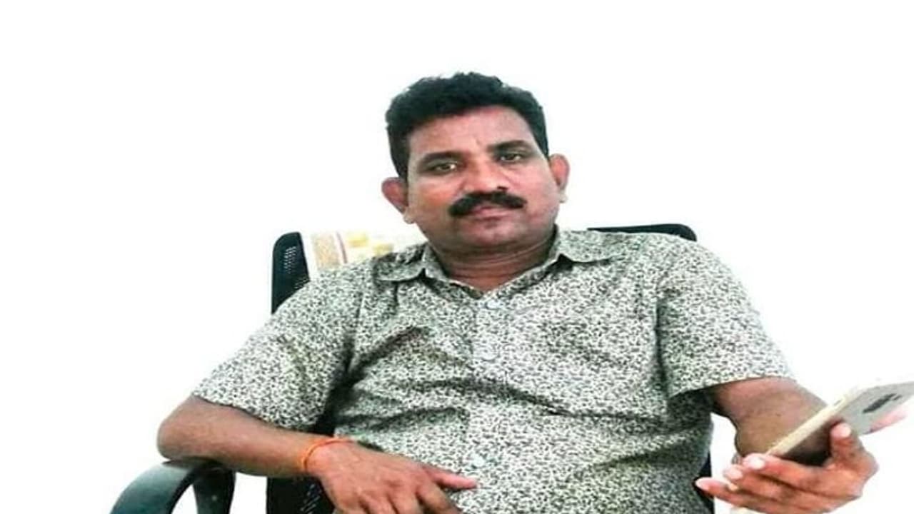 ಕಾರ್ಯಕ್ರಮ ಕೇಳಿದ್ರೆ ಕೈ ಕಾಲು ಕಡಿಯುತ್ತೇನೆ ಎಂದು ಬಡ ಕಲಾವಿದನಿಗೆ ಅವಾಜ್ ಕಾರ್ಯಕ್ರಮ ಕೇಳಿದ್ರೆ ಕೈ ಕಾಲು ಕಡಿಯುತ್ತೇನೆ ಎಂದು ಬಡ ಕಲಾವಿದನಿಗೆ ಅವಾಜ್