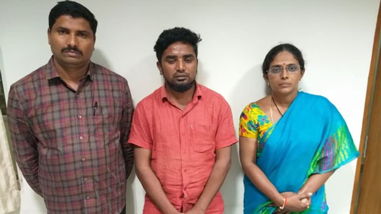 తవ్వేకొద్దీ కలుగులోంచి బయటకొస్తున్న ఎలుకలు తవ్వేకొద్దీ కలుగులోంచి బయటకొస్తున్న ఎలుకలు