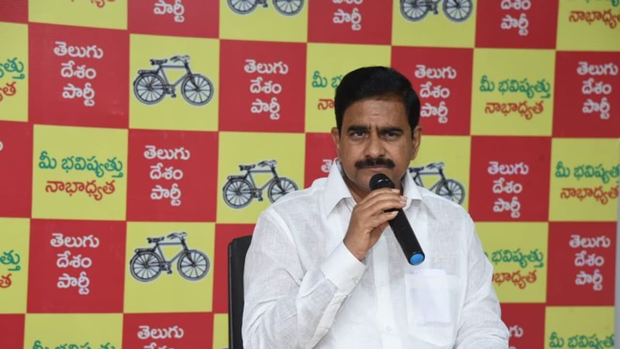తెలంగాణలో లేని ఇసుక కొరత ఏపీలోనే ఎందుకంటే...: దేవినేని ఉమ తెలంగాణలో లేని ఇసుక కొరత ఏపీలోనే ఎందుకంటే...: దేవినేని ఉమ