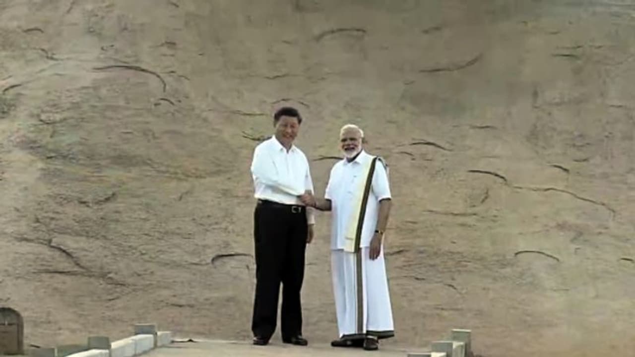 ಇಡೀ ದೇಶದ ನಾಯಕ ನೀ: ದೇಸಿ ಪಂಚೆಯಲ್ಲಿ ಕ್ಸಿ ಬರಮಾಡಿಕೊಂಡ ಪ್ರಧಾನಿ! ಇಡೀ ದೇಶದ ನಾಯಕ ನೀ: ದೇಸಿ ಪಂಚೆಯಲ್ಲಿ ಕ್ಸಿ ಬರಮಾಡಿಕೊಂಡ ಪ್ರಧಾನಿ!