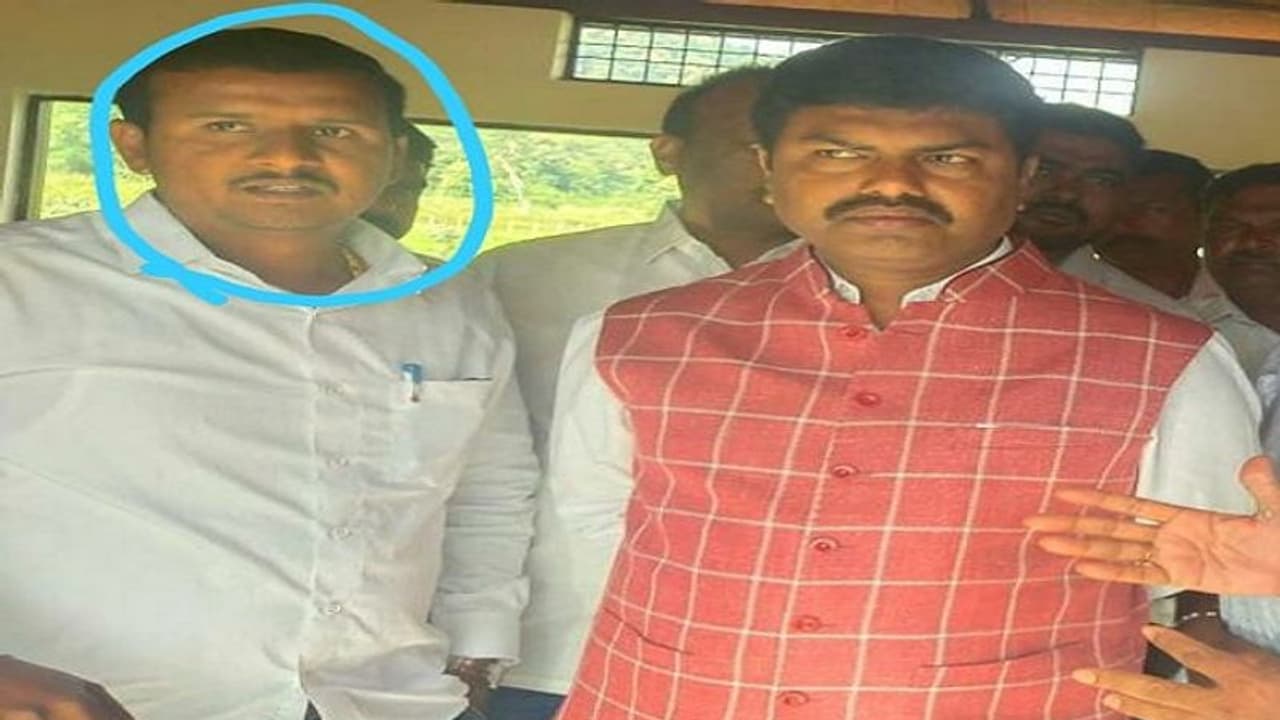 'ಸಂಬಳಕ್ಕೆ ಇರೋರಿಗೆ ಕೊಬ್ಬಾ' ರಾಘವೇಂದ್ರ ಹೆಸರೇಳಿಕೊಂಡು ಆಫೀಸರ್ಗೆ ಅವಾಜ್! 'ಸಂಬಳಕ್ಕೆ ಇರೋರಿಗೆ ಕೊಬ್ಬಾ' ರಾಘವೇಂದ್ರ ಹೆಸರೇಳಿಕೊಂಡು ಆಫೀಸರ್ಗೆ ಅವಾಜ್!