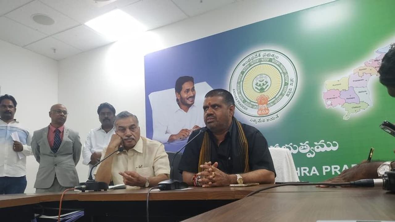 తీరు మార్చుకో...లేదంటే రాజకీయాలకే పనికిరాకుండా పోతావ్..: పవన్ కు అవంతి హెచ్చరిక