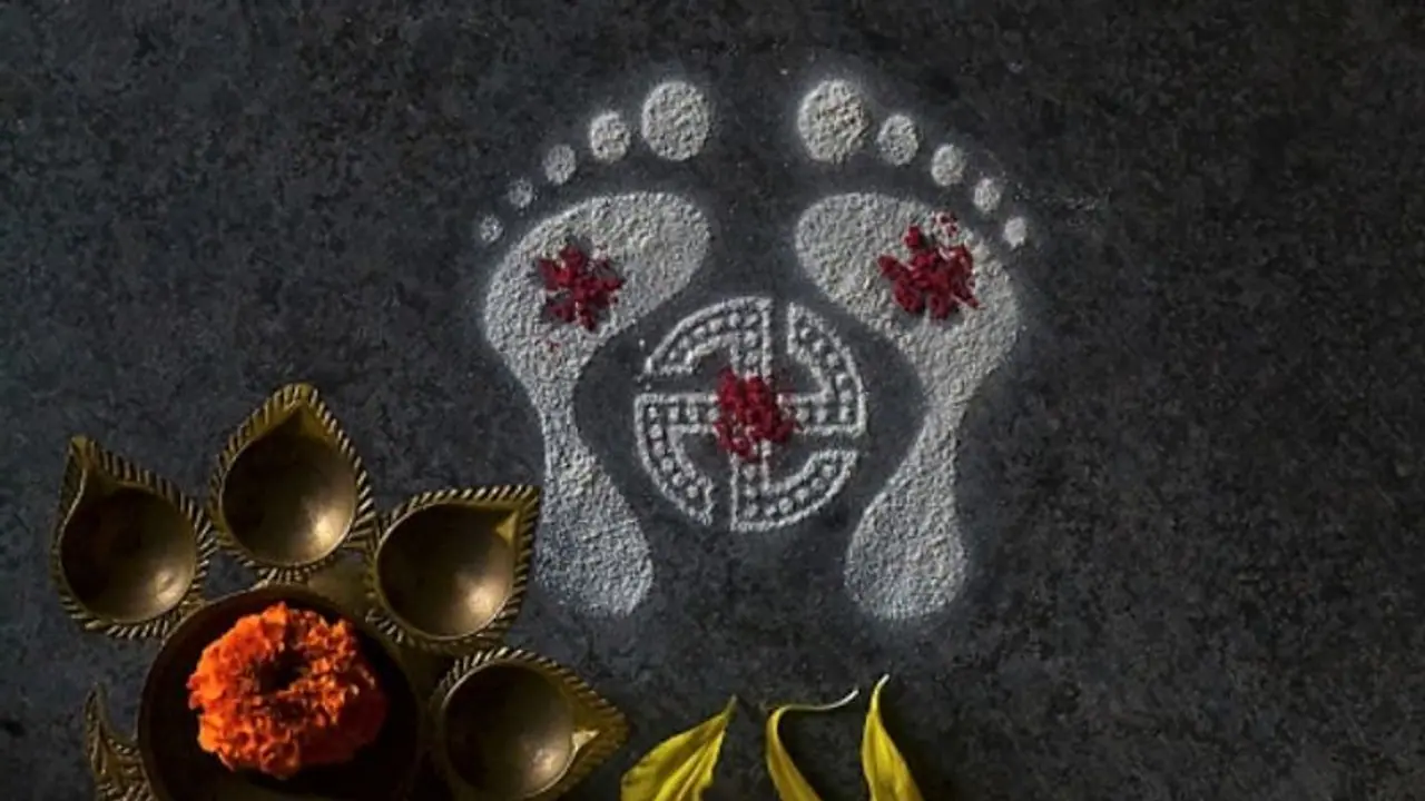 Astro Tips: শুধু পুজো নয়, গুণ দেখেও আপনার ঘরে আসেন হন মা লক্ষ্মী Astro Tips: শুধু পুজো নয়, গুণ দেখেও আপনার ঘরে আসেন হন মা লক্ষ্মী