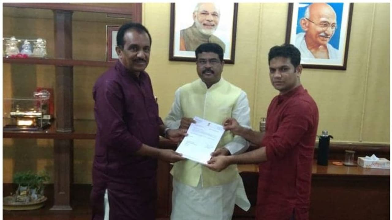 ബിപിസിഎൽ സ്വകാര്യവത്കരണം: കോണ്ഗ്രസ് എംപിമാർ കേന്ദ്രമന്ത്രിക്ക് നിവേദനം നൽകി ബിപിസിഎൽ സ്വകാര്യവത്കരണം: കോണ്ഗ്രസ് എംപിമാർ കേന്ദ്രമന്ത്രിക്ക് നിവേദനം നൽകി