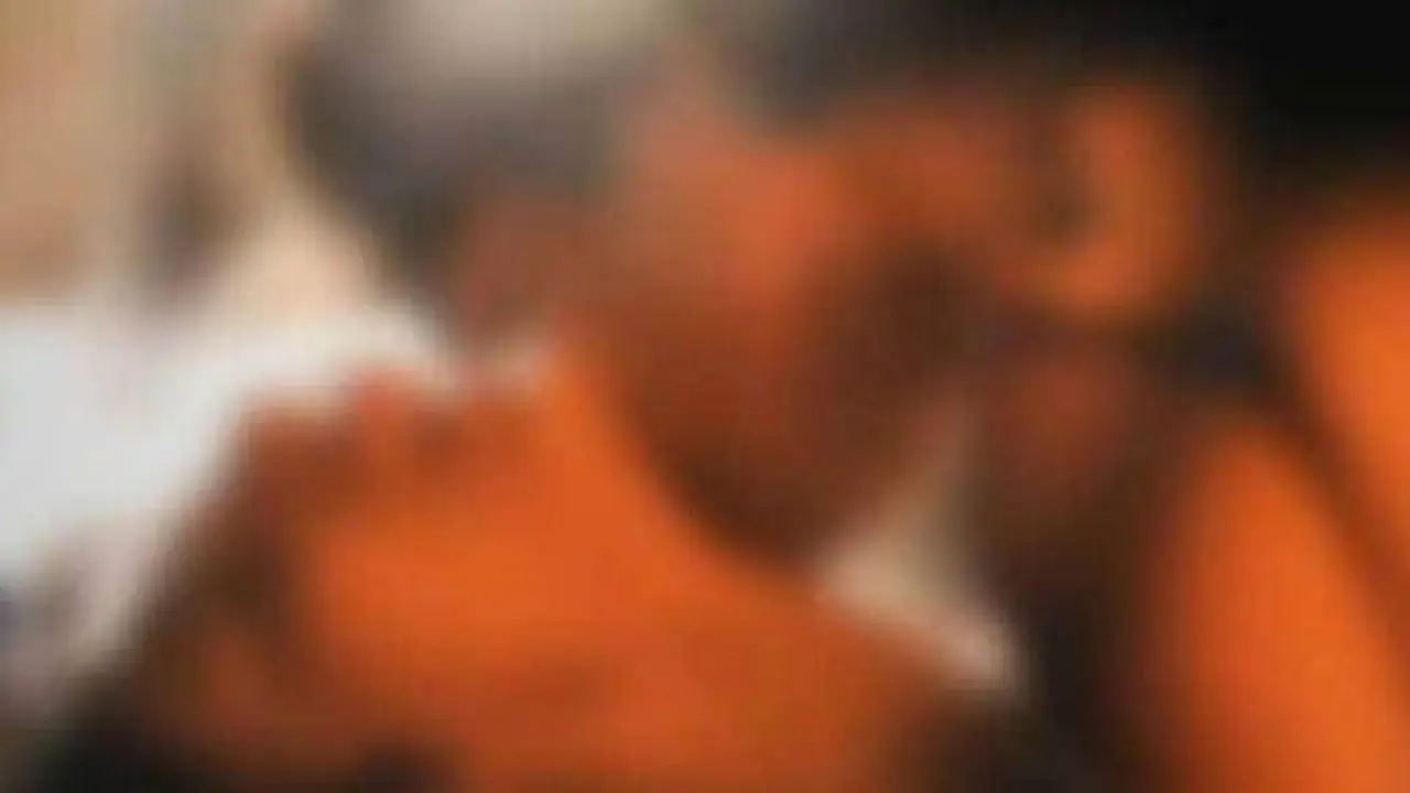 நள்ளிரவில் முனங்கல் சத்தம்.. கள்ளக்காதலுடன் உல்லாசமாக இருந்த மனைவி.. நேரில் பார்த்த கணவர் எடுத்த விபரீத முடிவு