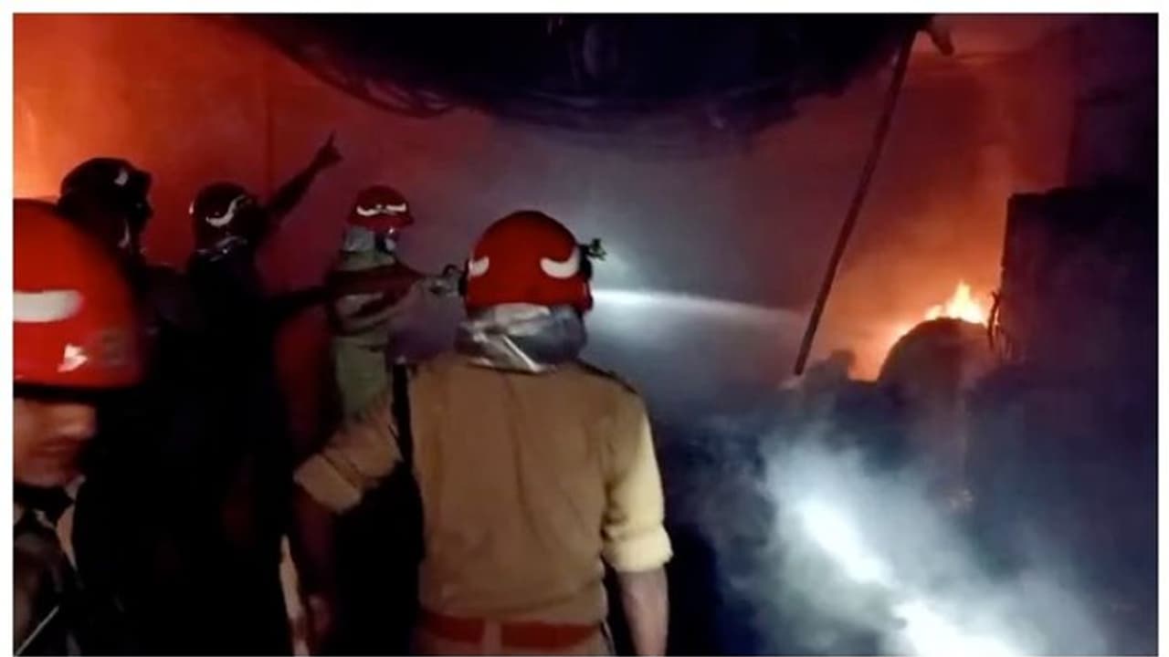 മേനംകുളം തുമ്പ ഫര്ണിച്ചര് നിര്മ്മാണ യൂണിറ്റിലുണ്ടായ തീപിടുത്തം: തീയണച്ചു, ഒഴിവായത് വന്ദുരന്തം മേനംകുളം തുമ്പ ഫര്ണിച്ചര് നിര്മ്മാണ യൂണിറ്റിലുണ്ടായ തീപിടുത്തം: തീയണച്ചു, ഒഴിവായത് വന്ദുരന്തം