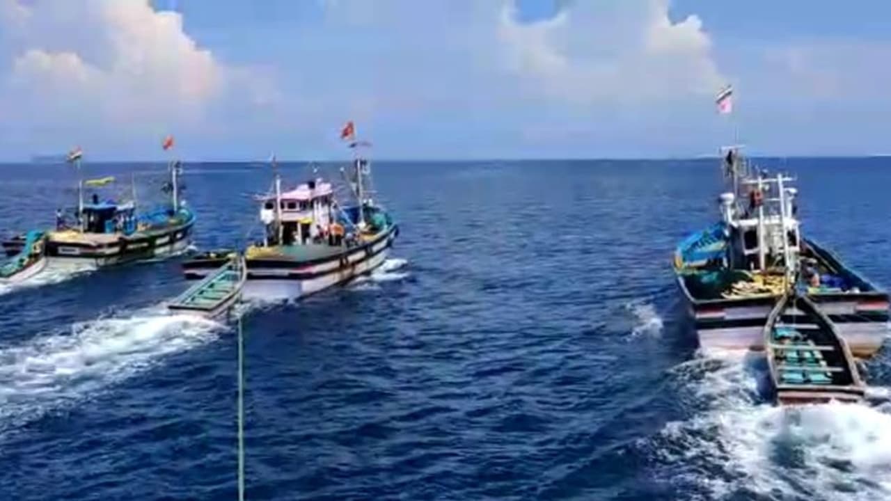 ಭಟ್ಕಳ: 46 ಕಿಮೀ ಸಮುದ್ರ ಮಧ್ಯದಲ್ಲಿ ಸಿನಿಮೀಯ ಸಾಹಸ, 25 ಮೀನುಗಾರರ ರಕ್ಷಣೆ ಭಟ್ಕಳ: 46 ಕಿಮೀ ಸಮುದ್ರ ಮಧ್ಯದಲ್ಲಿ ಸಿನಿಮೀಯ ಸಾಹಸ, 25 ಮೀನುಗಾರರ ರಕ್ಷಣೆ