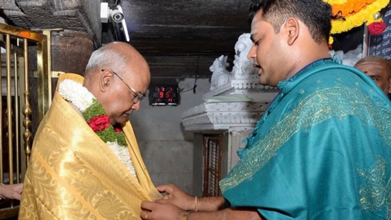 ಮೈಸೂರು: ಚಾಮುಂಡಿಗೆ ರಾಷ್ಟ್ರಪತಿ ನಮನ ಮೈಸೂರು: ಚಾಮುಂಡಿಗೆ ರಾಷ್ಟ್ರಪತಿ ನಮನ