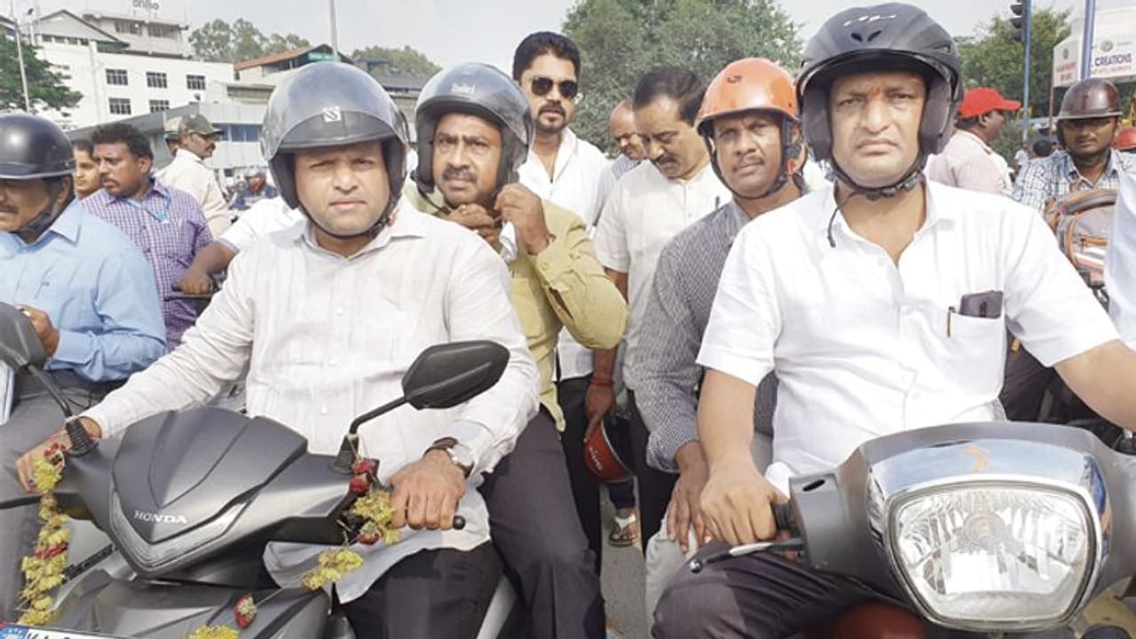 ರಸ್ತೆ ನೋಡಿ ಮೇಯರ್ ಕೆಂಡಾಮಂಡಲ! ರಸ್ತೆ ನೋಡಿ ಮೇಯರ್ ಕೆಂಡಾಮಂಡಲ!