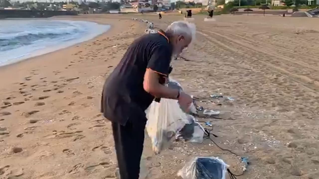 செருப்பு அணியாத கால்கள் ! கையில் குப்பை கூடை ! அரை மணி நேரம் மாமல்லபுரம் கடற்கரையில் துப்புரவுப் பணியில் மோடி !! குவியும் பாராட்டு !! செருப்பு அணியாத கால்கள் ! கையில் குப்பை கூடை ! அரை மணி நேரம் மாமல்லபுரம் கடற்கரையில் துப்புரவுப் பணியில் மோடி !! குவியும் பாராட்டு !!