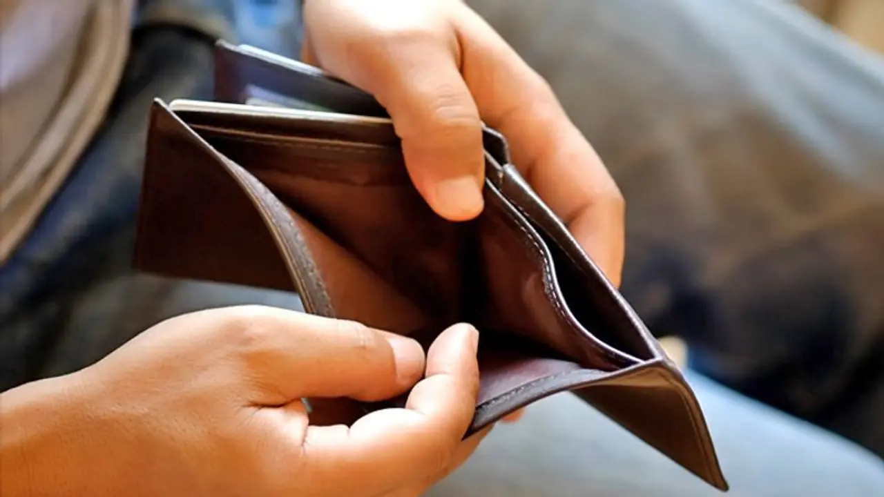 এই ভুলগুলো একজন মানুষকে গরীব করে দিতে পারে, যা অজান্তেই করে থাকে অনেকে