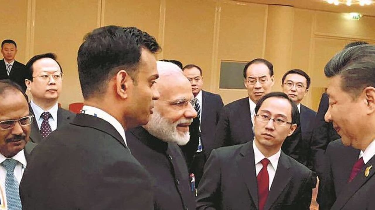 உஹான் முதல் மாமல்லபுரம் வரை: பிரதமர் மோடி சீன அதிபர் பேச்சில் கவனத்தை ஈர்த்த தமிழக அதிகாரி யார் தெரியுமா? உஹான் முதல் மாமல்லபுரம் வரை: பிரதமர் மோடி சீன அதிபர் பேச்சில் கவனத்தை ஈர்த்த தமிழக அதிகாரி யார் தெரியுமா?