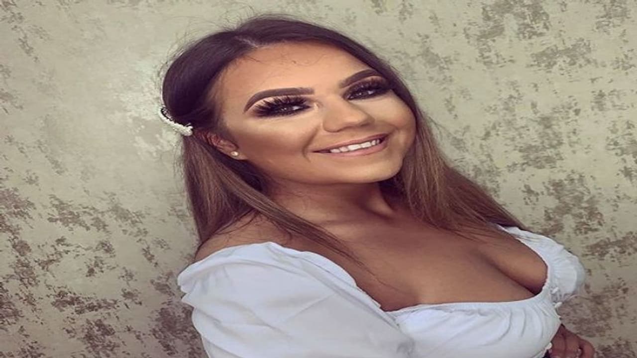 रईस बुड्ढे ने लड़की से मांगी पैर की तस्वीर, बदले में लड़की ने ऐसे लुटाई उसकी दौलत रईस बुड्ढे ने लड़की से मांगी पैर की तस्वीर, बदले में लड़की ने ऐसे लुटाई उसकी दौलत