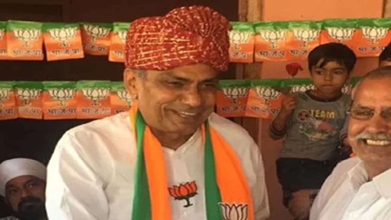 BJP कैंडिडेट की गारंटी मुझे विधायक बनाओ, नहीं कटने दूंगा चालान BJP कैंडिडेट की गारंटी मुझे विधायक बनाओ, नहीं कटने दूंगा चालान