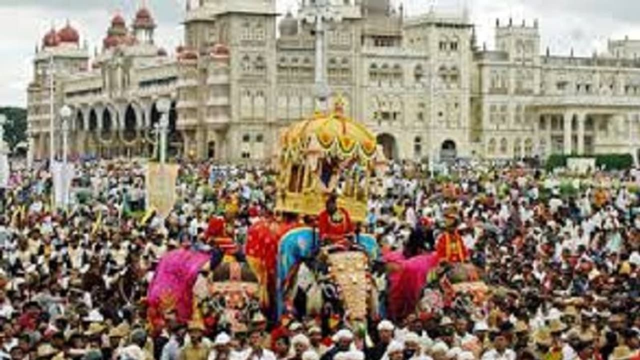 ದಸರಾ ಪ್ರವಾಸಿಗರ ಮೊಬೈಲ್, ಹಣ ಸುಲಿಗೆ ದಸರಾ ಪ್ರವಾಸಿಗರ ಮೊಬೈಲ್, ಹಣ ಸುಲಿಗೆ