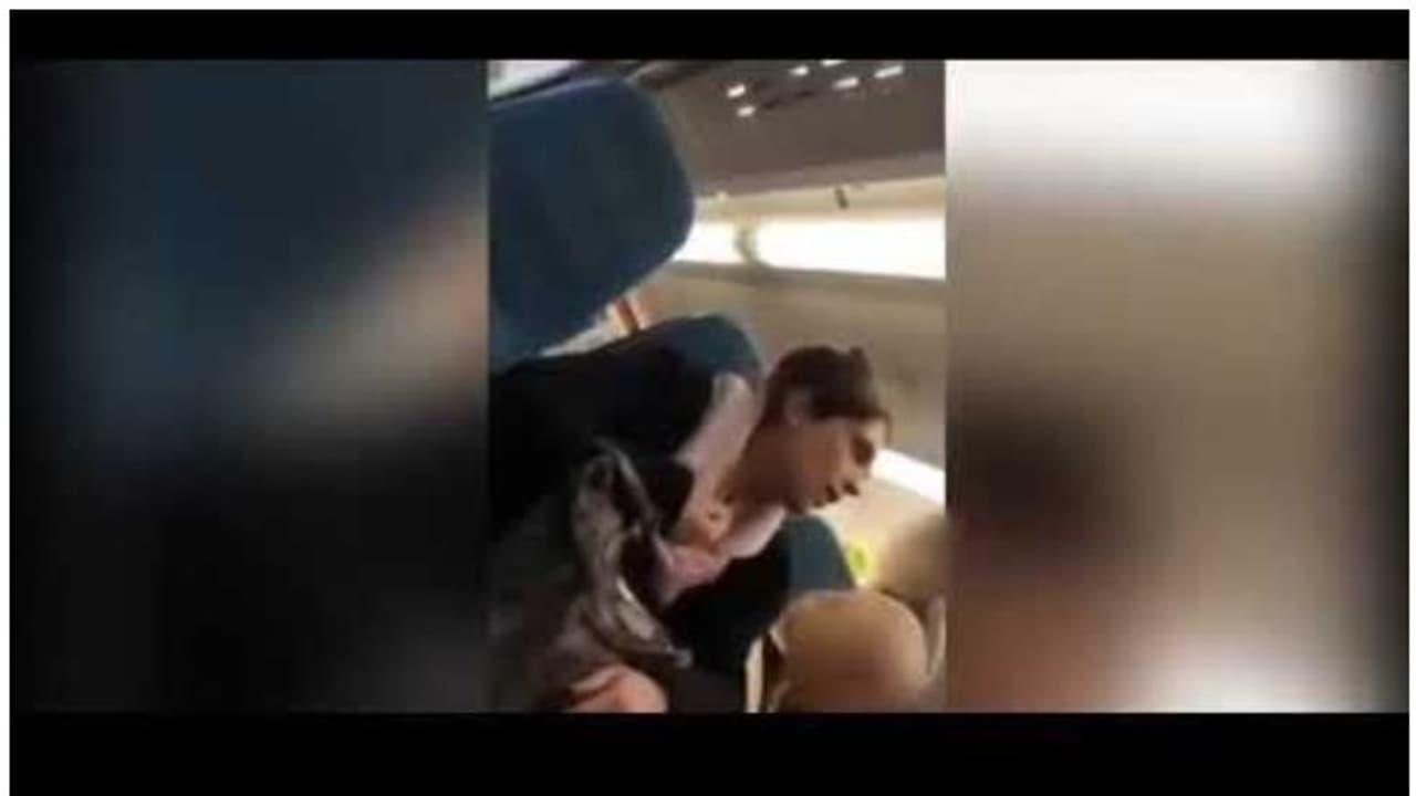 സീറ്റുകള് പങ്കിടുന്നതിന് 'തടി' പാരയായി; ഗര്ഭിണിയെ കയ്യേറ്റം ചെയ്ത് യുവതി സീറ്റുകള് പങ്കിടുന്നതിന് 'തടി' പാരയായി; ഗര്ഭിണിയെ കയ്യേറ്റം ചെയ്ത് യുവതി