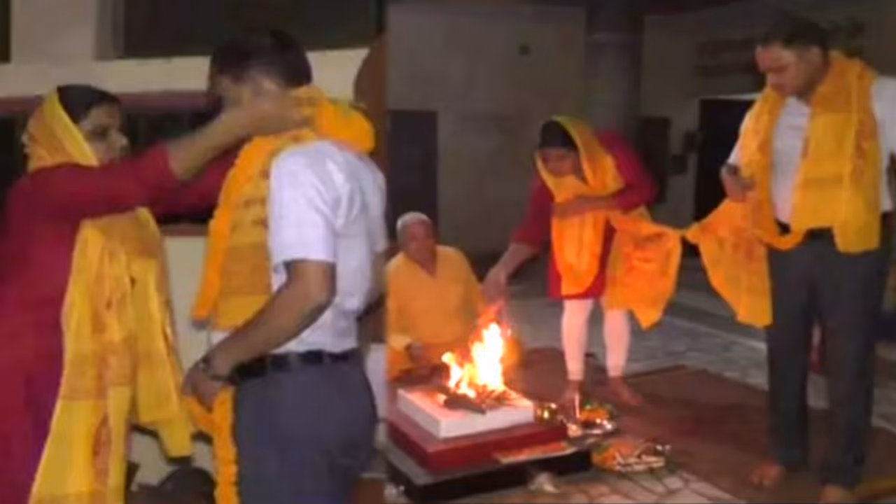 తనపై లైంగిక ఆరోపణలు చేసిన మహిళనే పెళ్లాడిన ప్రభుత్వాధికారి తనపై లైంగిక ఆరోపణలు చేసిన మహిళనే పెళ్లాడిన ప్రభుత్వాధికారి