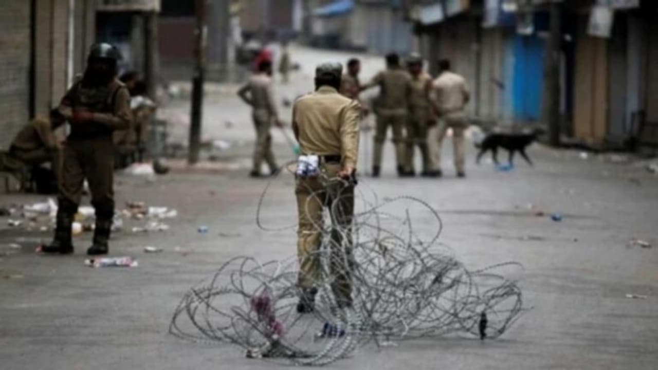 കശ്മീരിലെ ഇന്റര്നെറ്റ് വിലക്കും നിരോധനാജ്ഞയും പുനപരിശോധിക്കണമെന്ന് സുപ്രീം കോടതി കശ്മീരിലെ ഇന്റര്നെറ്റ് വിലക്കും നിരോധനാജ്ഞയും പുനപരിശോധിക്കണമെന്ന് സുപ്രീം കോടതി