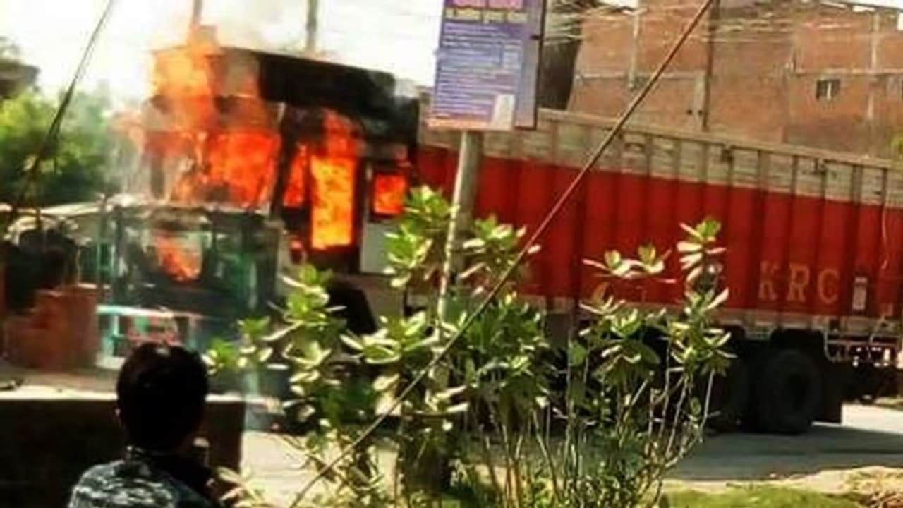 पीछे से मारी टक्कर फिर रौंदते हुए निकल गया ट्रक, 10वीं की छात्रा ने इलाज से पहले तोड़ा दम पीछे से मारी टक्कर फिर रौंदते हुए निकल गया ट्रक, 10वीं की छात्रा ने इलाज से पहले तोड़ा दम