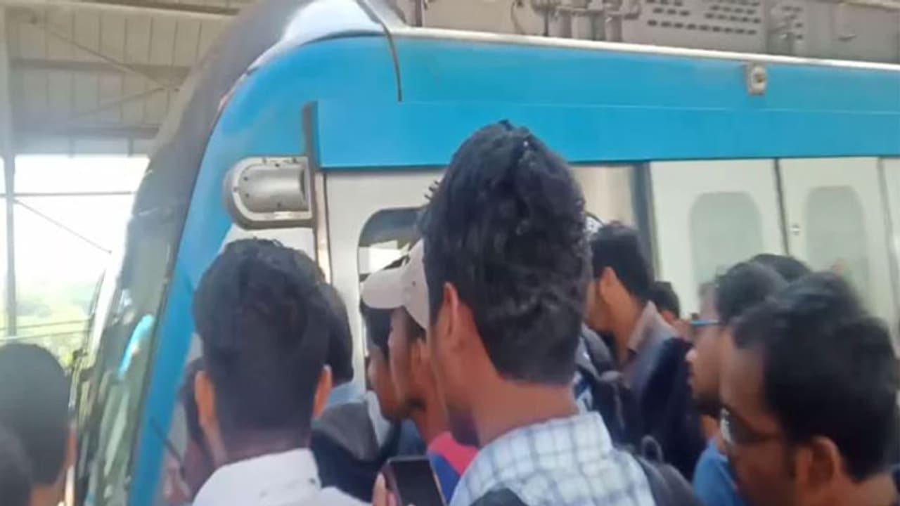 బయటపడుతూనే ఉన్న హైదరాబాద్ మెట్రో డొల్లలు: ప్రయాణీకులకు తీవ్ర కష్టాలు