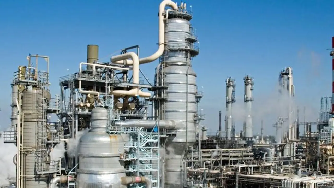 ముంచుకొస్తున్న ముప్పు.. అంతటా స్తబ్దత ముంచుకొస్తున్న ముప్పు.. అంతటా స్తబ్దత