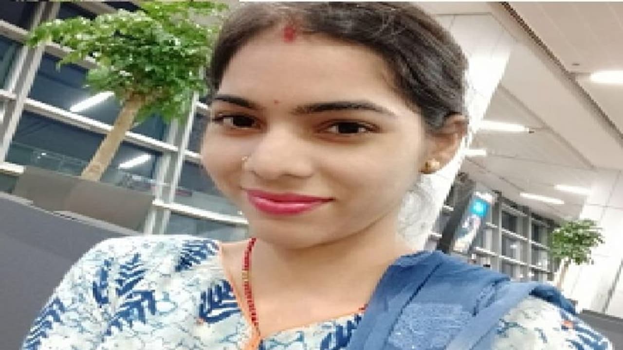 सास के जाते ही 25 साल की टीचर बहू भी घंटेभर बाद घर से हो गई गायब सास के जाते ही 25 साल की टीचर बहू भी घंटेभर बाद घर से हो गई गायब