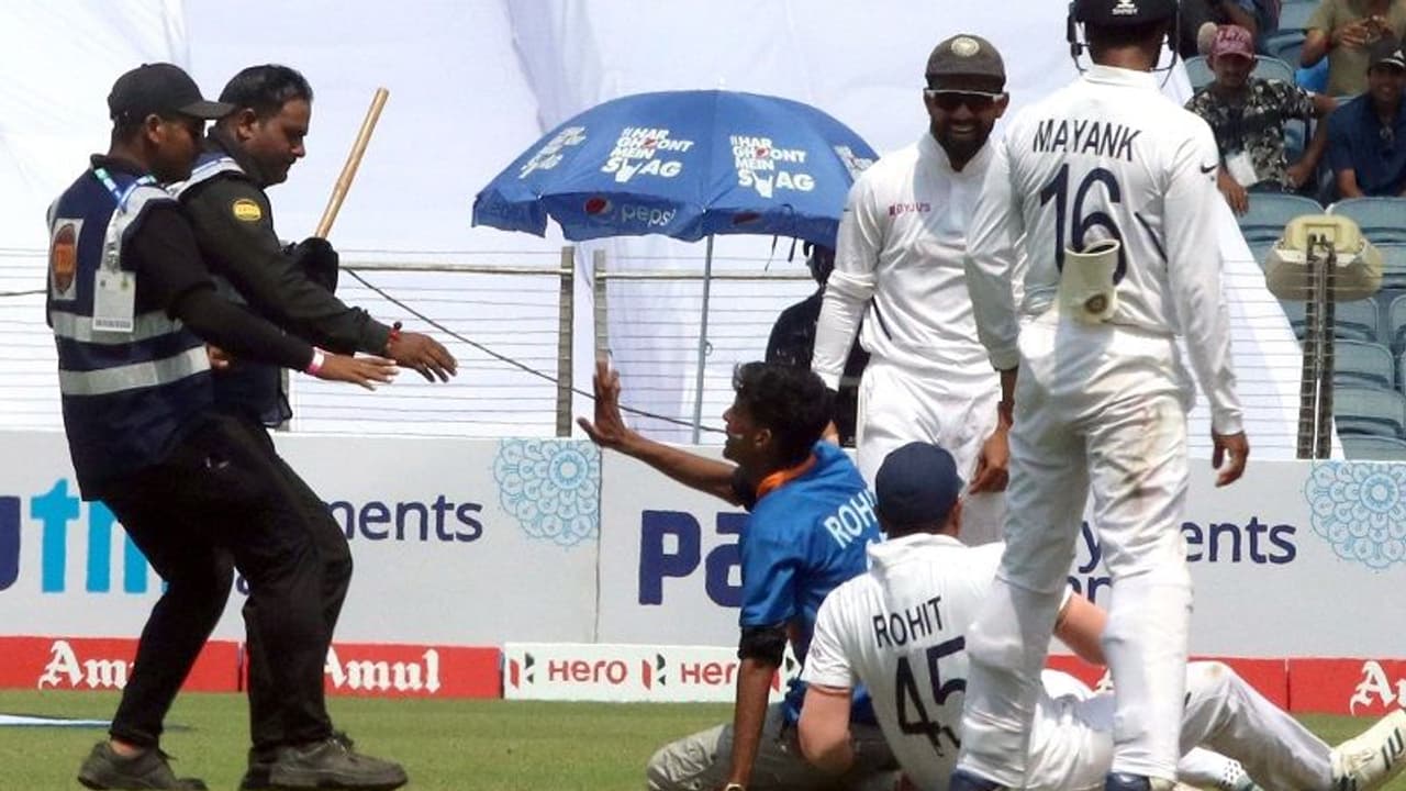 ಭದ್ರತಾ ಸಿಬ್ಬಂದಿ ಕಣ್ತಪ್ಪಿಸಿ ರೋಹಿತ್ ಪಾದಕ್ಕೆರಗಿದ ಅಭಿಮಾನಿ! ಭದ್ರತಾ ಸಿಬ್ಬಂದಿ ಕಣ್ತಪ್ಪಿಸಿ ರೋಹಿತ್ ಪಾದಕ್ಕೆರಗಿದ ಅಭಿಮಾನಿ!