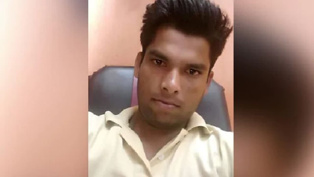 ಪೊಲೀಸ್ ಠಾಣೆಯಿಂದ FB ಲೈವ್ ಮಾಡ್ತಾ ಬೆಂಕಿ ಹಚ್ಚಿಕೊಂಡ ಯುವಕ! ಪೊಲೀಸ್ ಠಾಣೆಯಿಂದ FB ಲೈವ್ ಮಾಡ್ತಾ ಬೆಂಕಿ ಹಚ್ಚಿಕೊಂಡ ಯುವಕ!