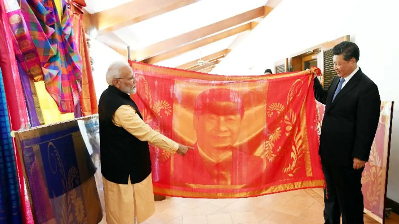 मोदी ने जिनपिंग को दिया ये खास तोहफा, सिल्क के कपड़े पर छपी थी इस नेता की तस्वीर मोदी ने जिनपिंग को दिया ये खास तोहफा, सिल्क के कपड़े पर छपी थी इस नेता की तस्वीर