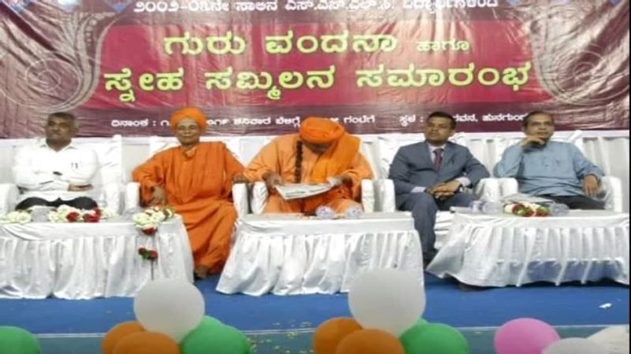 ಸವಿ ಸವಿ ನೆನಪು: 16 ವರ್ಷಗಳ ನಂತರ ಒಂದಾದ ಗುರು ಶಿಷ್ಯರು! ಸವಿ ಸವಿ ನೆನಪು: 16 ವರ್ಷಗಳ ನಂತರ ಒಂದಾದ ಗುರು ಶಿಷ್ಯರು!