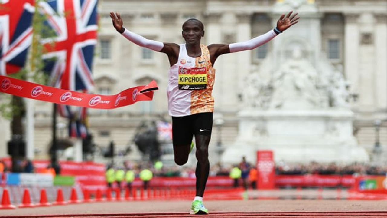 নজিরবিহীন দৌড়, ২ ঘণ্টারও কম সময়ে ম্যারাথন শেষ করে রেকর্ড কেনিয়ার এলুডের নজিরবিহীন দৌড়, ২ ঘণ্টারও কম সময়ে ম্যারাথন শেষ করে রেকর্ড কেনিয়ার এলুডের