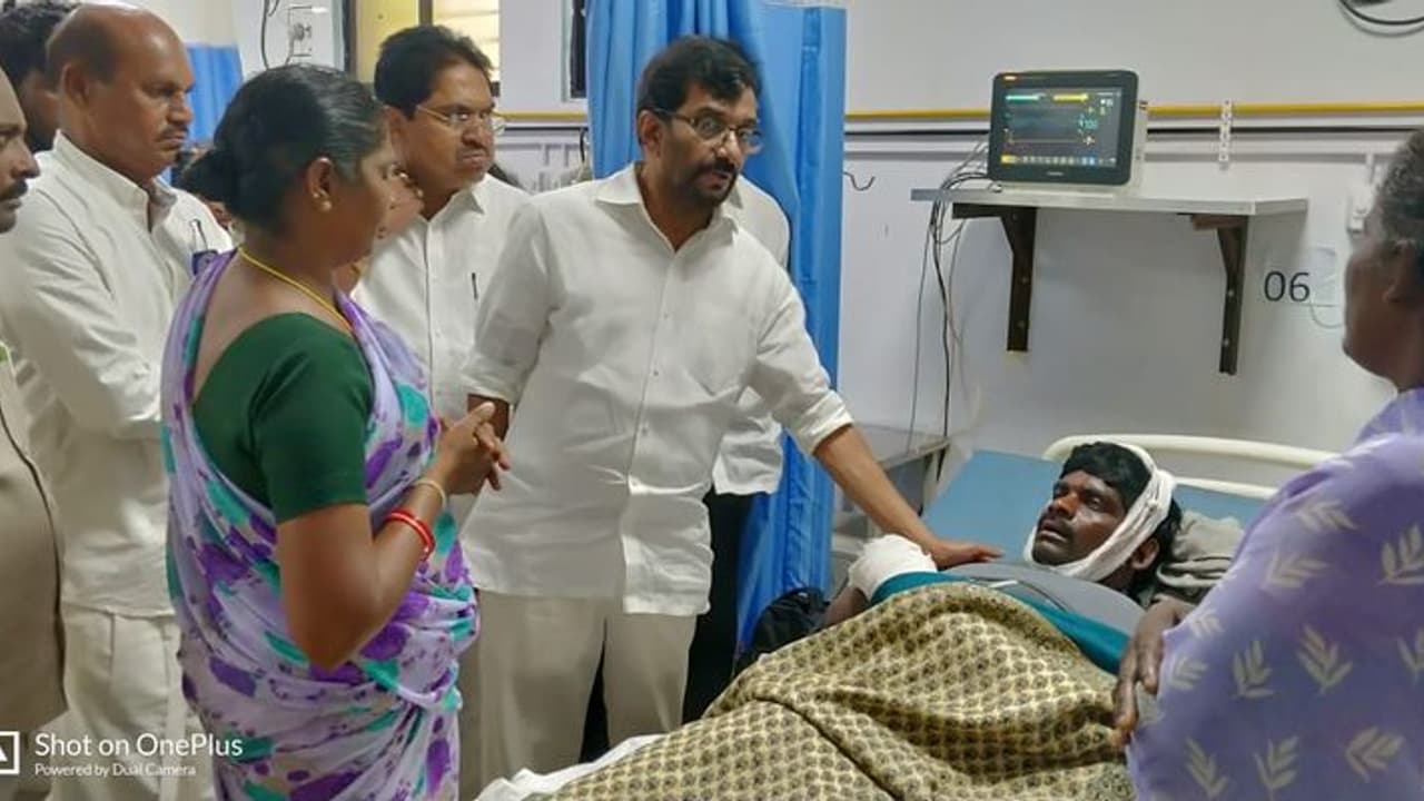 బిజెపి నాయకుడిపై ప్రత్యర్థుల దాడి...పరామర్శించిన సోమిరెడ్డి బిజెపి నాయకుడిపై ప్రత్యర్థుల దాడి...పరామర్శించిన సోమిరెడ్డి