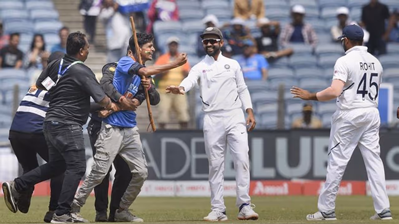 देखते रह गए सिक्योरिटी गार्ड्स और मैदान में घुस आया रोहित का फैन, सीरीज में दूसरी बार हुई यह घटना देखते रह गए सिक्योरिटी गार्ड्स और मैदान में घुस आया रोहित का फैन, सीरीज में दूसरी बार हुई यह घटना
