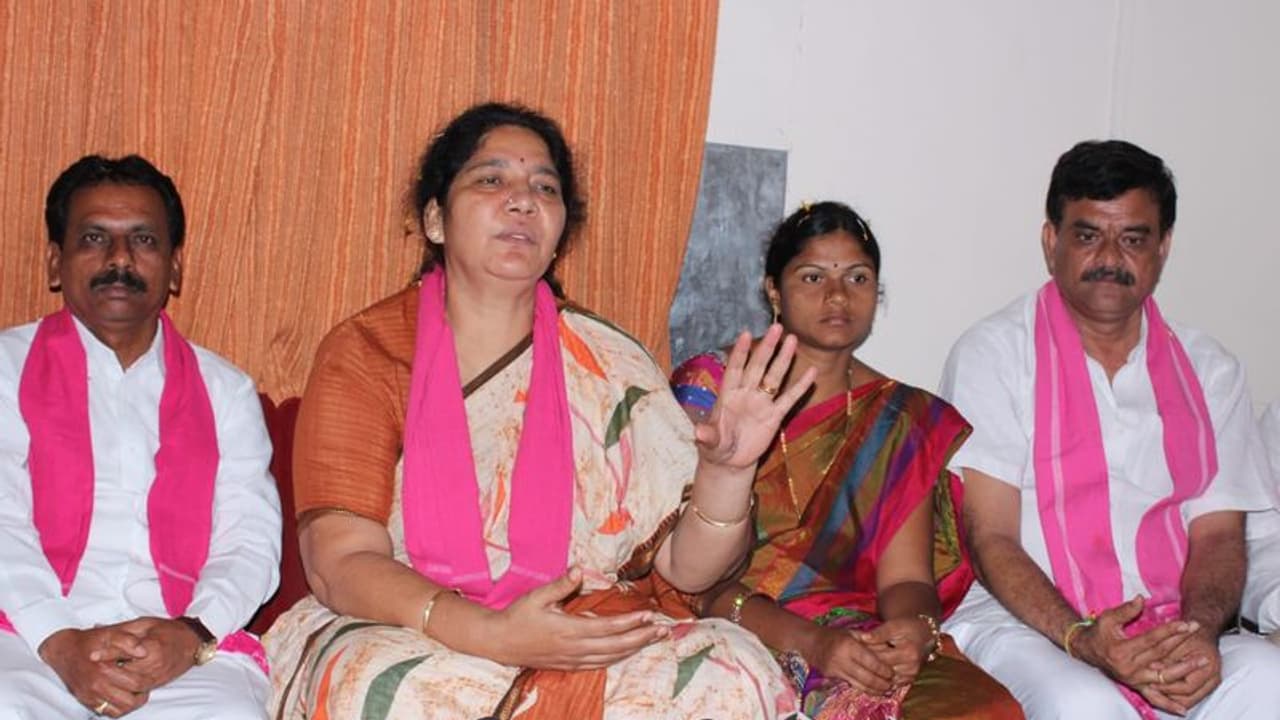 వారితో కలిసి భోజనం చేసిన మంత్రి సత్యవతి రాథోడ్ వారితో కలిసి భోజనం చేసిన మంత్రి సత్యవతి రాథోడ్