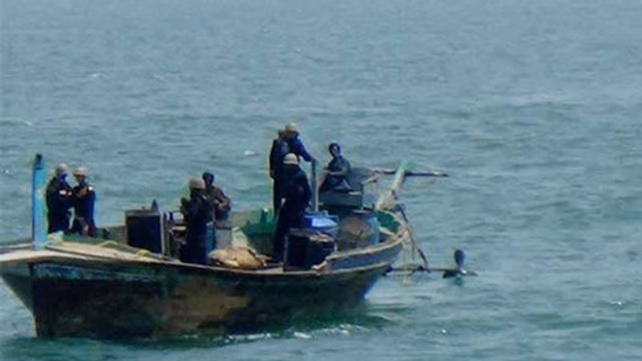 গুজরাট উপকূলে পাকিস্তানি নৌকা, বাজেয়াপ্ত দেড় হাজার কোটি টাকার মাদক গুজরাট উপকূলে পাকিস্তানি নৌকা, বাজেয়াপ্ত দেড় হাজার কোটি টাকার মাদক