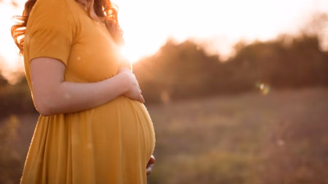 ആറ് ദിവസം, കാല്നടയായി 196 കിലോമീറ്റര്; സ്വന്തം വീട്ടിലെത്താന് ഒന്പതുമാസം ഗര്ഭിണിയായ യുവതിയുടെ യാത്ര ആറ് ദിവസം, കാല്നടയായി 196 കിലോമീറ്റര്; സ്വന്തം വീട്ടിലെത്താന് ഒന്പതുമാസം ഗര്ഭിണിയായ യുവതിയുടെ യാത്ര