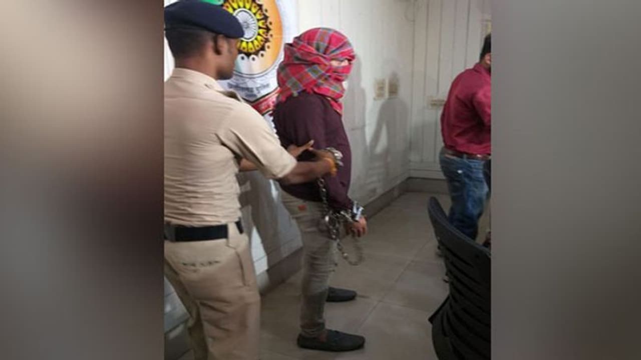 శంషాబాద్ ఎయిర్ పోర్టులో సిమీ టెర్రరిస్ట్ కెమికల్ అలీ అరెస్టు శంషాబాద్ ఎయిర్ పోర్టులో సిమీ టెర్రరిస్ట్ కెమికల్ అలీ అరెస్టు