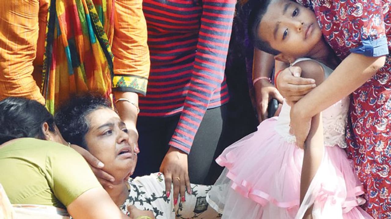 ನನ್ನ ಪತಿ ಪ್ರಾಮಾಣಿಕವಾಗಿ ಕೆಲಸ ಮಾಡಿದ್ದೇ ತಪ್ಪಾಯ್ತಾ?