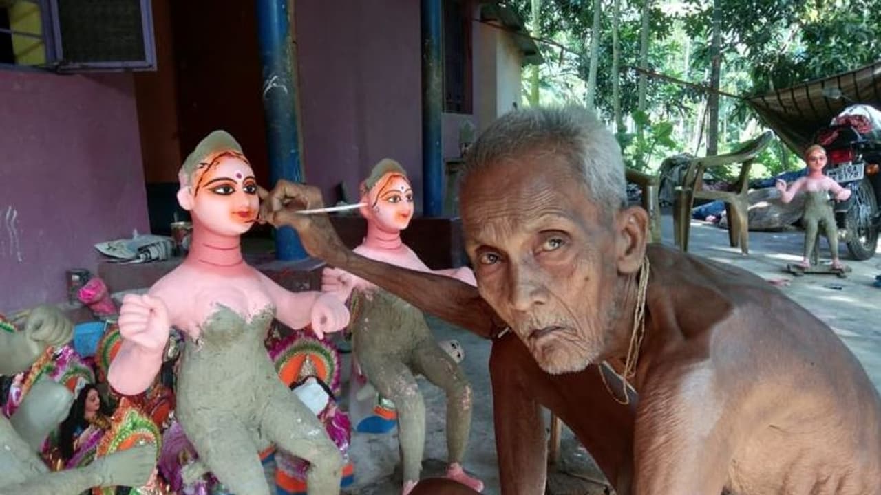 বয়স একশো ছুঁই ছুঁই, তিনশো লক্ষ্মী গড়েও দুশ্চিন্তায় সপ্তগ্রামের অনন্ত পাল বয়স একশো ছুঁই ছুঁই, তিনশো লক্ষ্মী গড়েও দুশ্চিন্তায় সপ্তগ্রামের অনন্ত পাল