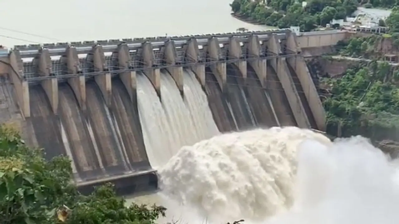 ప్రమాదపు అంచున శ్రీశైలం డ్యామ్