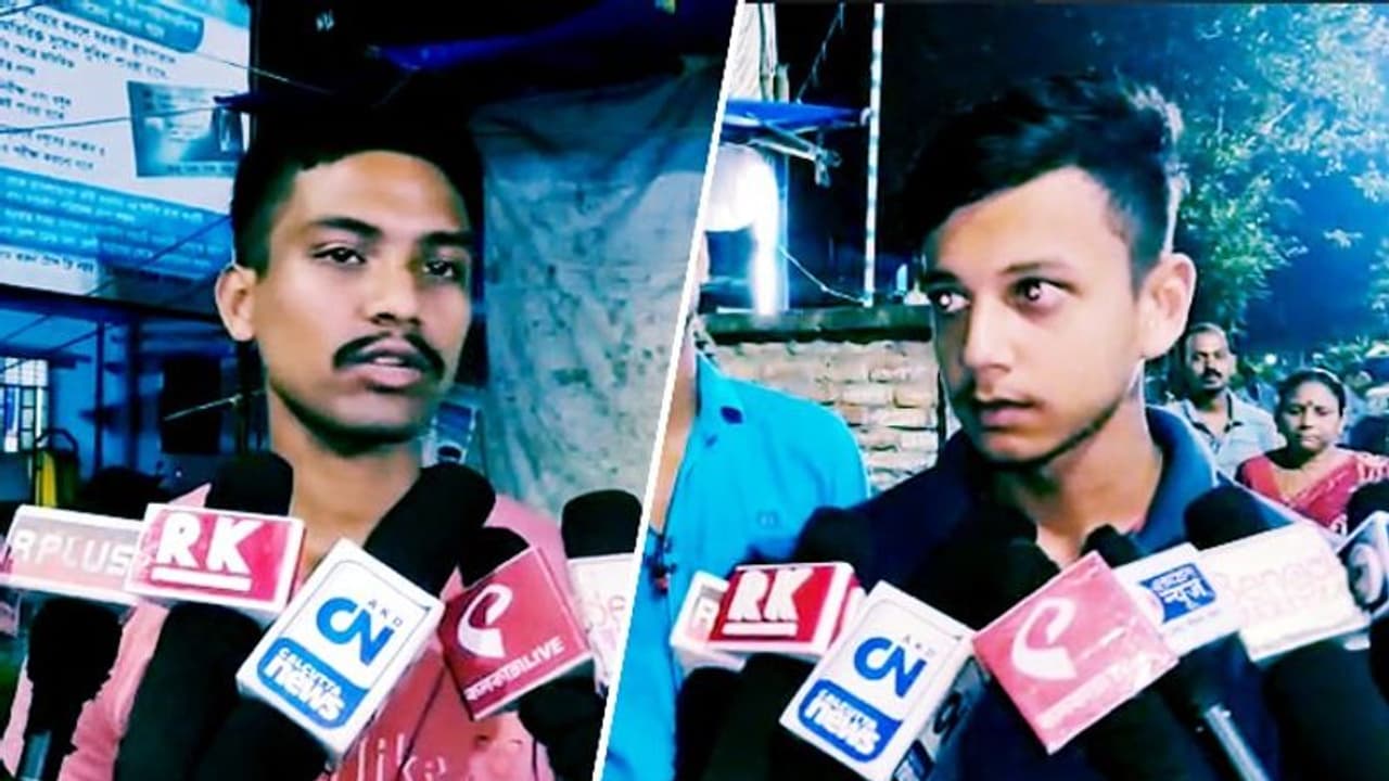 চলন্ত ট্রেন থেকে পড়ে গুরুতর জখম, দুই ছাত্রের তৎপরতায় প্রাণ বাঁচল যুবকের চলন্ত ট্রেন থেকে পড়ে গুরুতর জখম, দুই ছাত্রের তৎপরতায় প্রাণ বাঁচল যুবকের