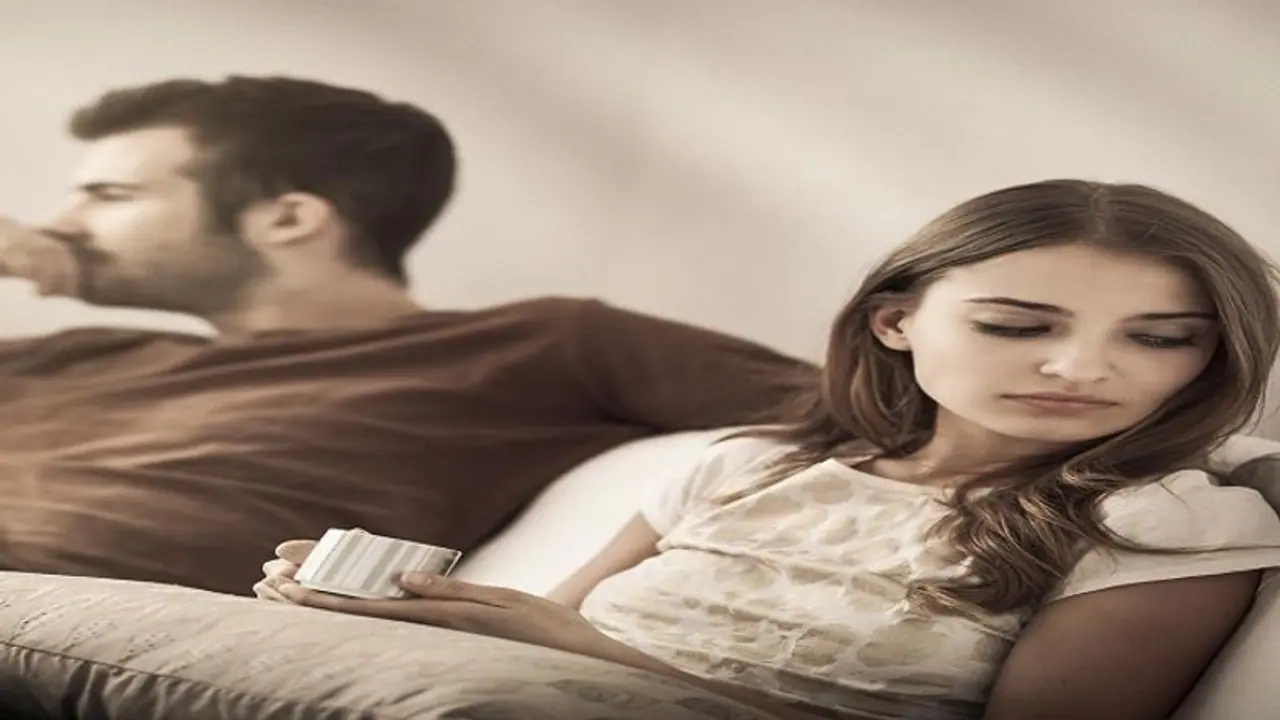 இவை எச்சரிக்கை மணிகள்: உங்கள் கணவருக்கு உங்கள் மீது ஈர்ப்பு இல்லை என்பதற்கான அறிகுறி இதுதான்!