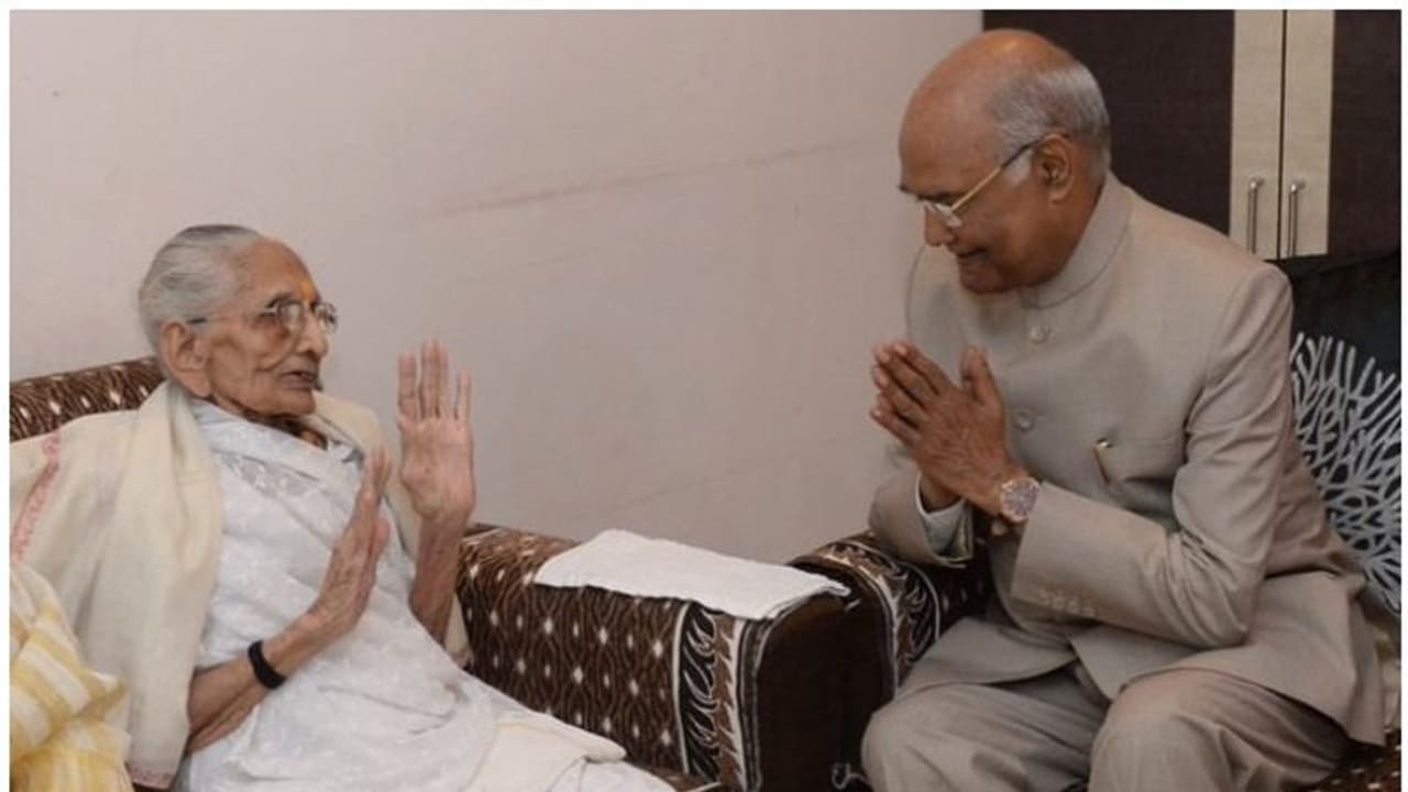 രാഷ്ട്രപതി രാംനാഥ് കോവിന്ദ് പ്രധാനമന്ത്രിയുടെ അമ്മയെ സന്ദര്ശിച്ചു രാഷ്ട്രപതി രാംനാഥ് കോവിന്ദ് പ്രധാനമന്ത്രിയുടെ അമ്മയെ സന്ദര്ശിച്ചു