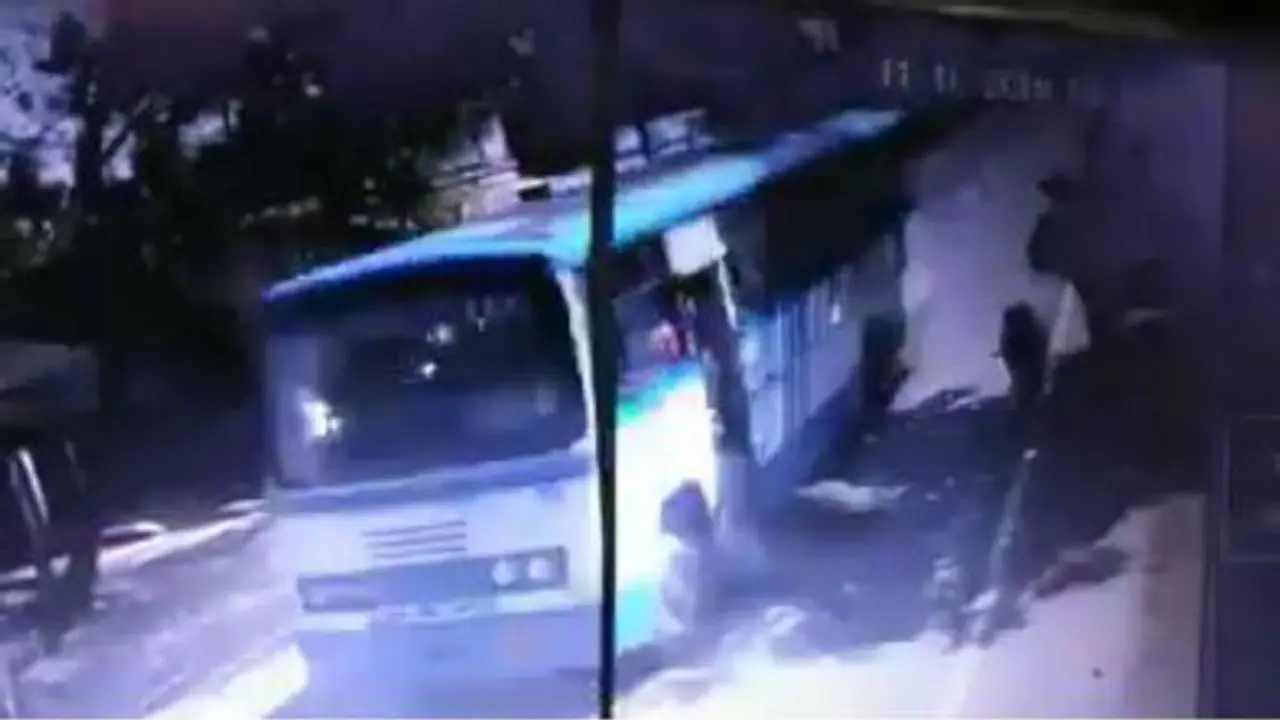 ইচ্ছা করেই কি নির্মম চালক, বানতলায় সরকারি বাসের চাকায় পিষ্ট তিনটি গরু ইচ্ছা করেই কি নির্মম চালক, বানতলায় সরকারি বাসের চাকায় পিষ্ট তিনটি গরু